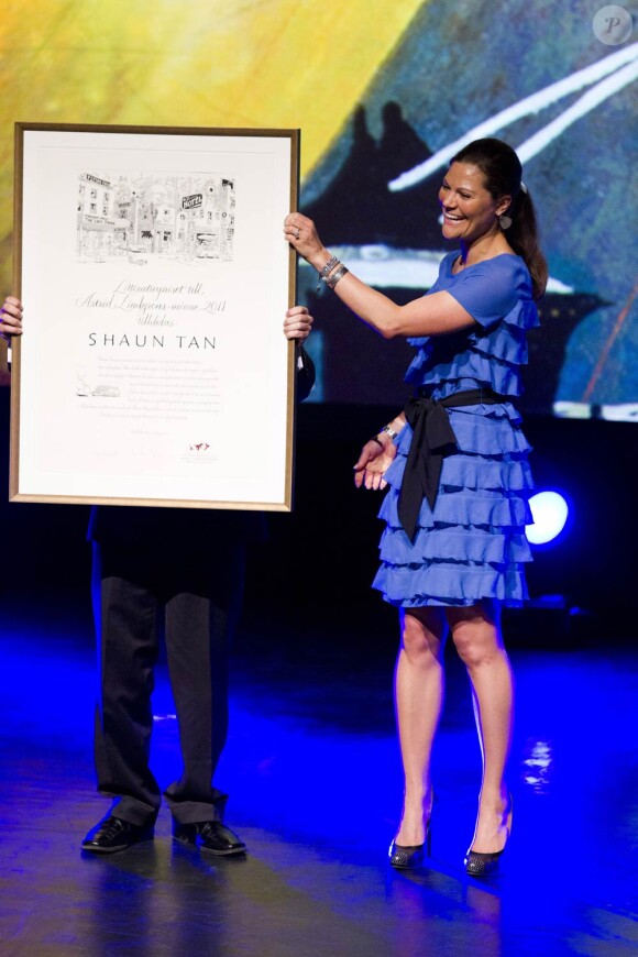 La princesse Victoria de Suède remettait le Astrid Lindgren Memorial Award à l'auteur australien Shaun Tan, le 31 mai 2011 à Stockholm.