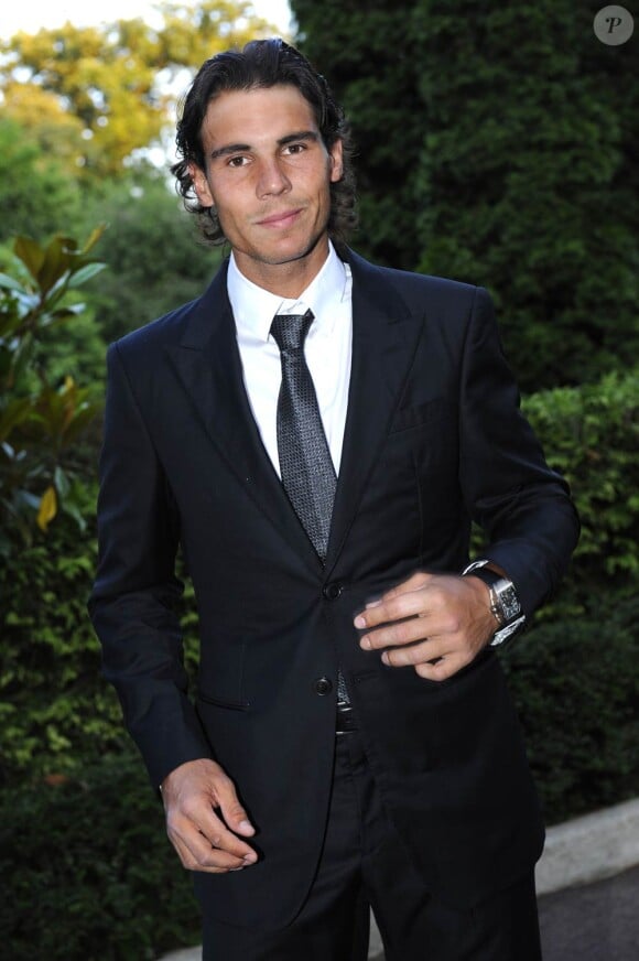 Rafael Nadal, numéro un mondial de tennis, était très chic pour recevoir son trophée lors du dîner annuel de l'ITF pour ses World Champions, au Pavillon d'Armenonville, le 31 mai 2011.