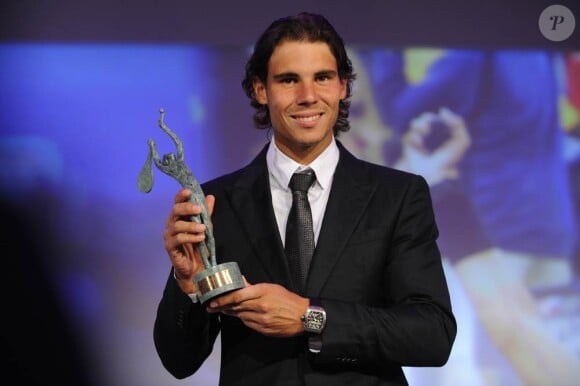 Rafael Nadal, numéro un mondial de tennis, était très chic pour recevoir son trophée lors du dîner annuel de l'ITF pour ses World Champions, au Pavillon d'Armenonville, le 31 mai 2011.
