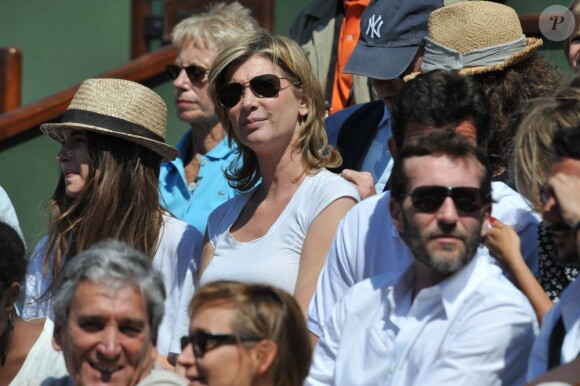 Michèle Laroque et son sourire radieux à Roland-Garros le 1er juin 2011