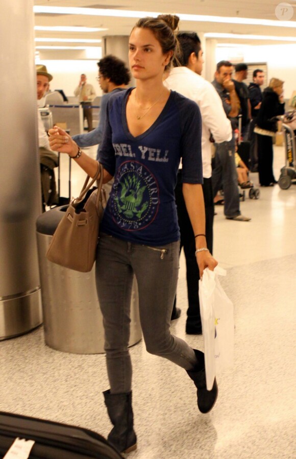 Alessandra Ambrosio à son arrivée à Miami le 1er juin 2011