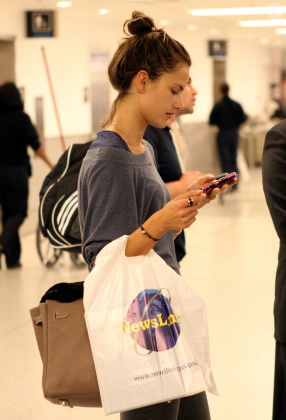 Alessandra Ambrosio à son arrivée à Miami le 1er juin 2011
