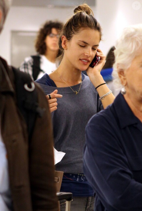 Alessandra Ambrosio à son arrivée à Miami le 1er juin 2011