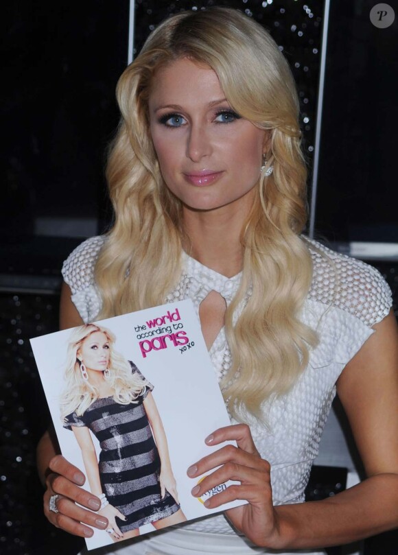 Paris Hilton présente son émission de télé réalité, Le Monde selon Paris, dans un magasin new-yorkais, le 1er juin 2011.