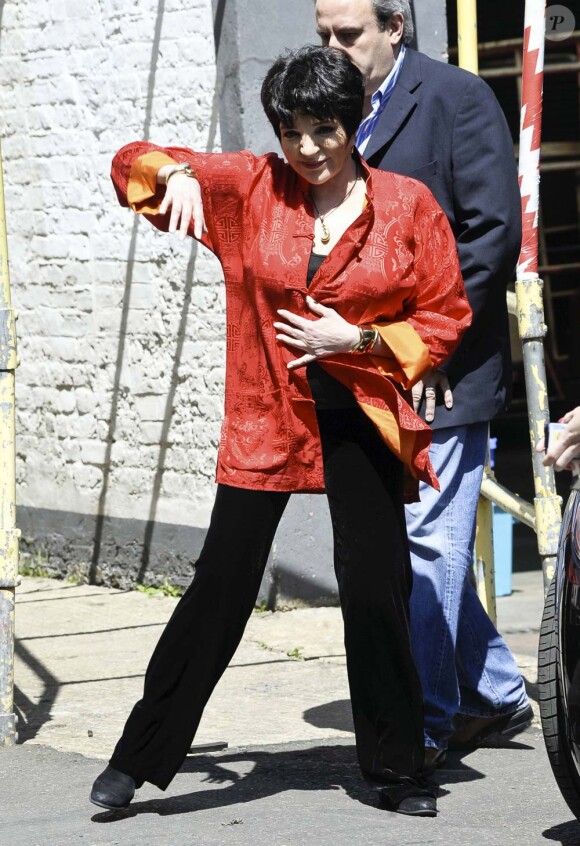 Liza Minnelli fait son show devant les studios d'ITV à Londres, le 3 juin 2011.