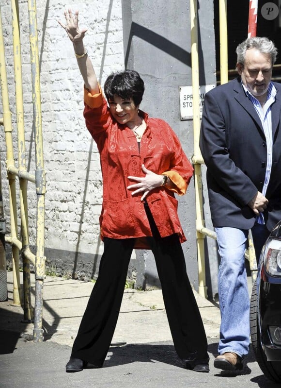 Liza Minnelli fait son show devant les studios d'ITV à Londres, le 3 juin 2011.