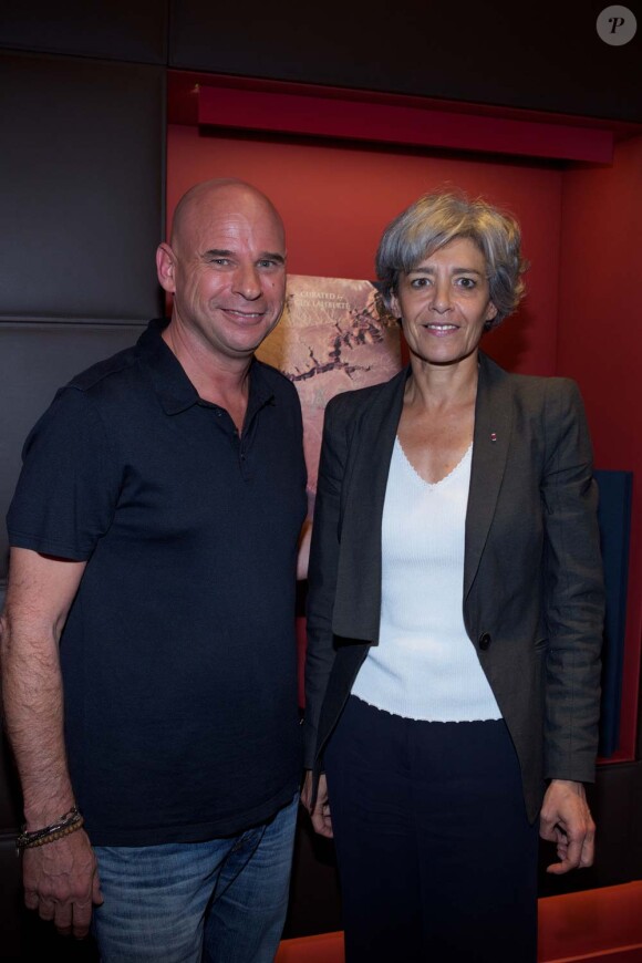Guy Laliberté presente son ouvrage GAIA à la librairie Assouline, à Paris, le 30 mai 2011. Ici avec Claudie Haigneré, ancienne ministre et astronaute.