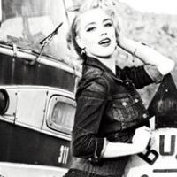 Amber Heard : La belle actrice se mue en beauté vintage et sexy pour Guess !