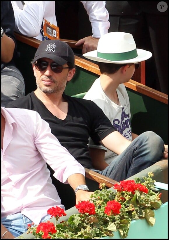Gad Elmaleh et son fils Noé lors de la finale du tournoi de Roland-Garros, le 5 juin 2011.