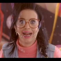 Katy Perry se transforme en Ugly Betty dans un clip déjanté !