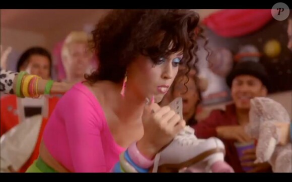Katy Perry présente quelques secondes de son nouveau clip, Last Friday Night (T.G.I.F)