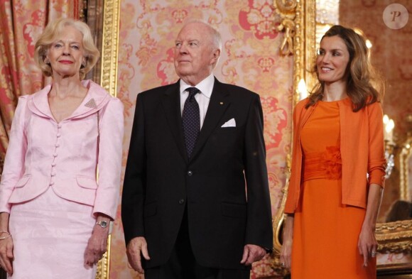 Letizia d'Espagne pose tout sourire avec le gouverneur d'Australie et son mari. Madrid, 7 juin 2011
