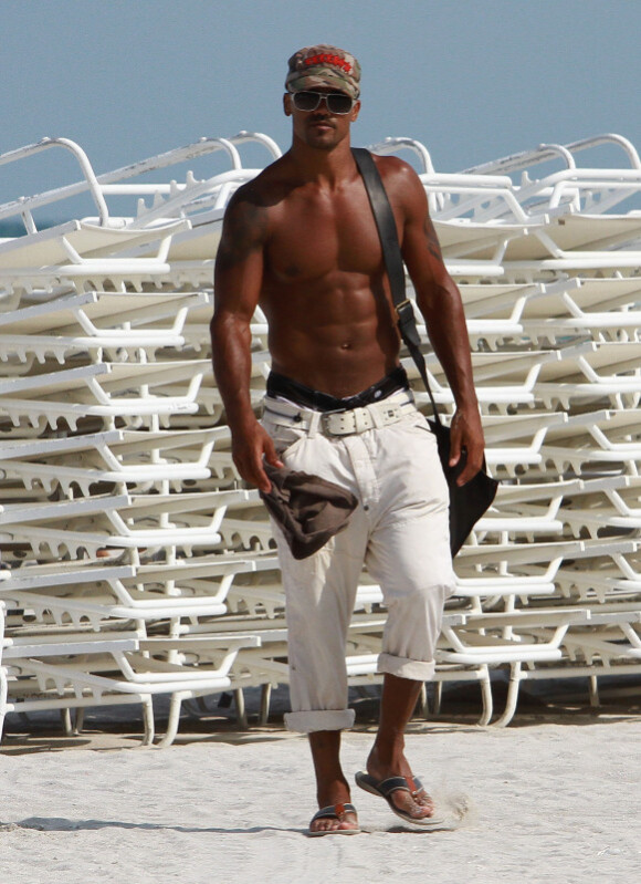 L'acteur Shemar Moore de Esprits Criminels sur la plage à Miami le 7 juin 2011
 