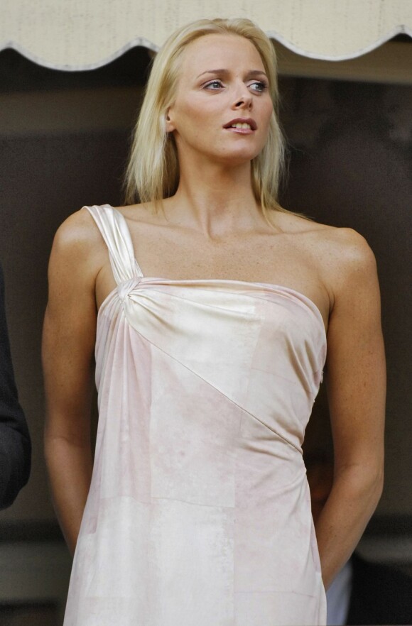 Charlene Wittstock avec une robe monobretelle crème n'a pas encore trouvé sa voie de la mode mais commence à briller en société...