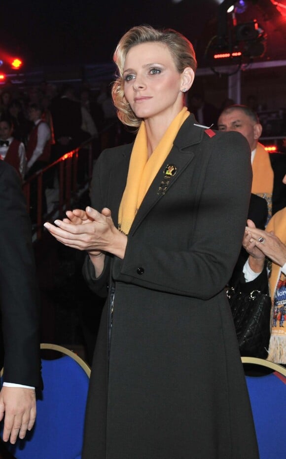 Charlene Wittstock en janvier 2010 avec un look un peu plus officiel mais une coiffure plutôt contemporaine