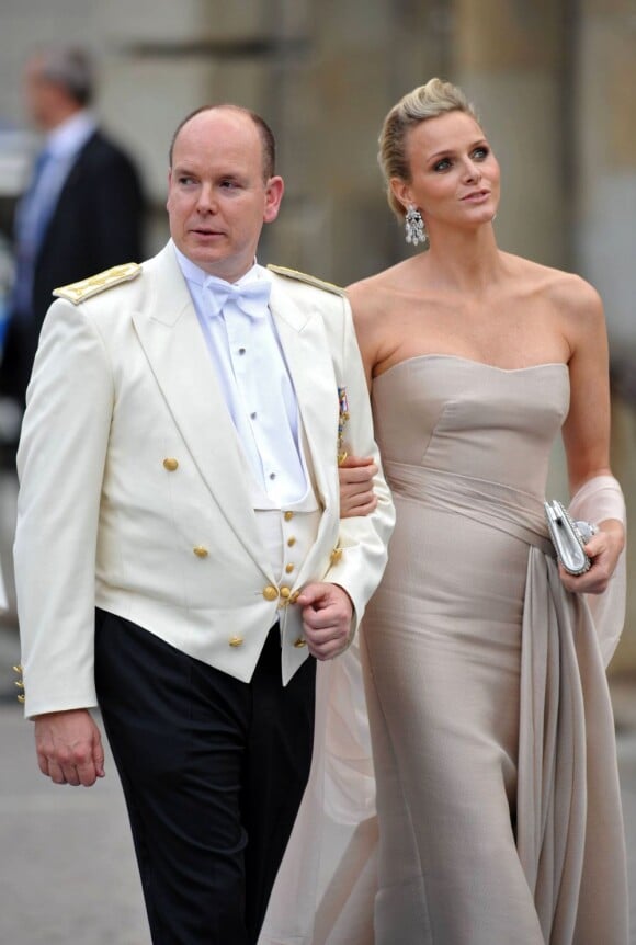 Charlene Wittstock au bras du prince, toujours élégante dans une longue robe bustier nude. En juin 2010