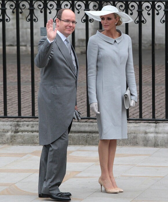 Au bras de son prince, Charlene Wittstock est radieuse pour assister au mariage de Kate de William en avril 2011