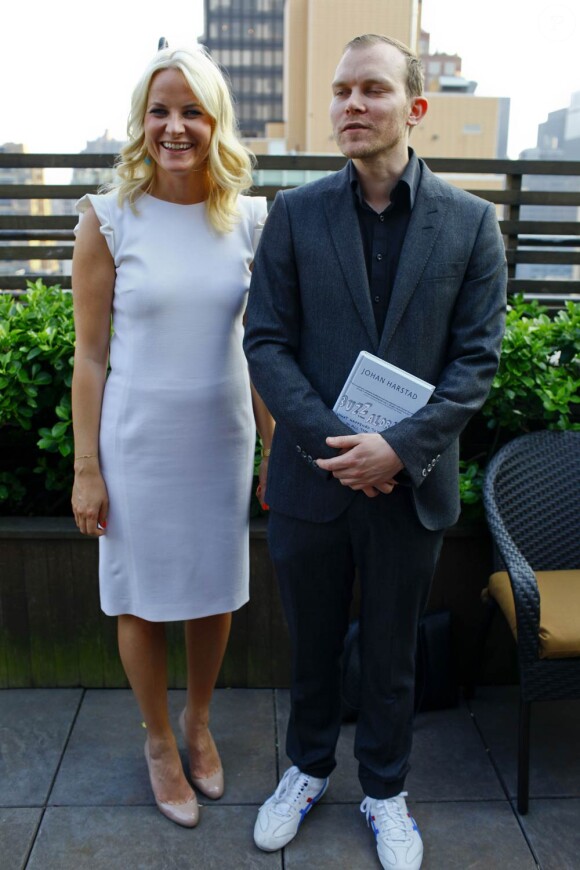 Au bureau du consul de Norvège à New York, la princesse Mette-Marit, superbe en blanc, a rencontré, le 7 juin 2011, un compatriote dont le roman vient de paraître aux Etats-Unis.
