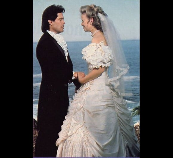 L'un des nombreux mariages Cruz Castillo et Eden dans le soap-opera culte Santa Barbara des années 80 !