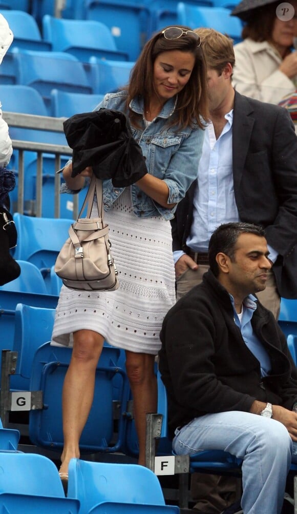 Pippa Middleton assiste, avec son ex-George Percy, à un match de tennis  d'Andy Murray pendant le AEGON Queen's Club Championship à Londres le 9  juin 2011