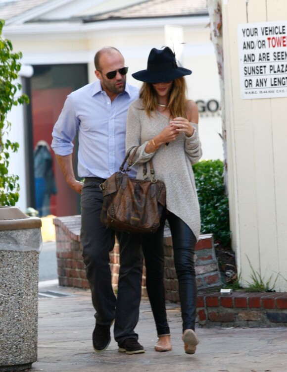 Jason Statham et sa petite amie Rosie Huntington-Whiteley sortent d'un déjeuner au Café Med à Beverly Hills le 9 juin 2011