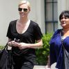 Charlize Theron dans les rues de Los Angeles dans un total look noir fait du shopping avec une amie