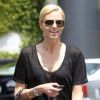 Charlize Theron dans les rues de Los Angeles dans un total look noir fait du shopping avec une amie