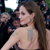 Angelina Jolie a tatoué à son bras gauche les coordonnées des lieu de naissance de ses six enfants. Cannes, 16 mai 2011