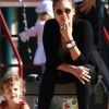 Jessica Alba adore regarder sa fille Honor jouer au parc. Un vrai moment de détente pour l'actrice qui attend une deuxième petite fille selon les rumeurs... Los Angeles, 12 juin 2011