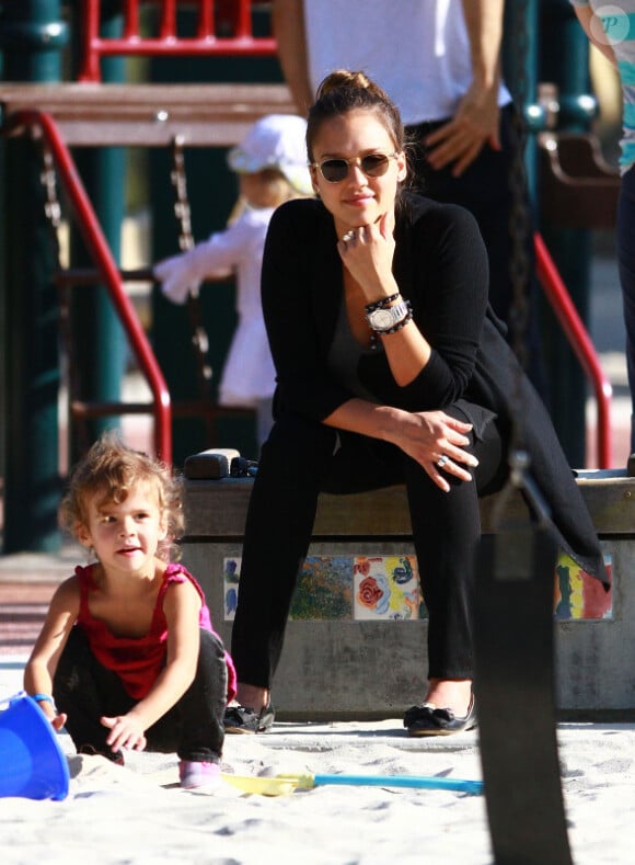 Jessica Alba adore regarder sa fille Honor jouer au parc. Un vrai moment de détente pour l'actrice qui attend une deuxième petite fille selon les rumeurs... Los Angeles, 12 juin 2011