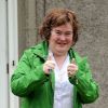 Susan Boyle devant son ancienne demeure de BlackBurn au Royaume-Uni le 13 juin 2011