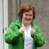 Susan Boyle, lookée flashy et enthousiaste : a-t-elle une bonne nouvelle ?