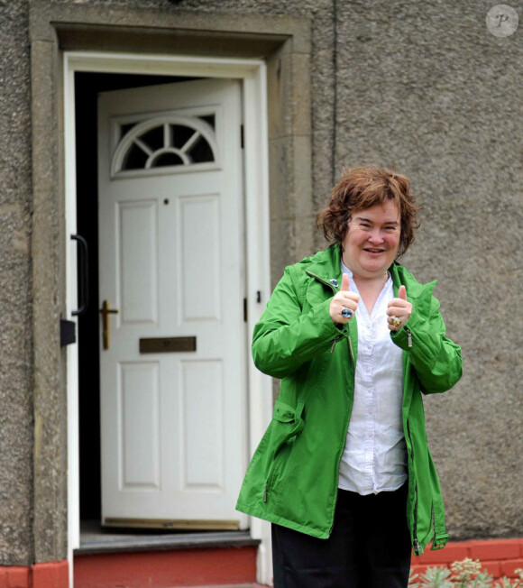 Susan Boyle devant son ancienne demeure de BlackBurn au Royaume-Uni le 13 juin 2011
