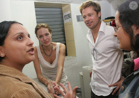 Angelina Jolie, en tant qu'ambassadrice de l'Agence des Nations-Unies pour les réfugiés, et Brad Pitt, au Costa-Rica en 2006