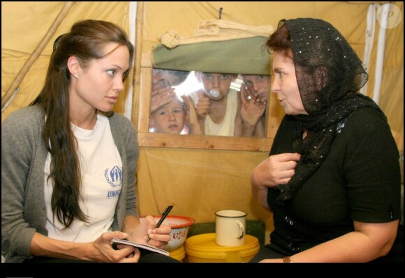 Angelina Jolie en 2003 en Russie en tant qu'ambassadrice de l'Agence des Nations-Unies pour les réfugiés