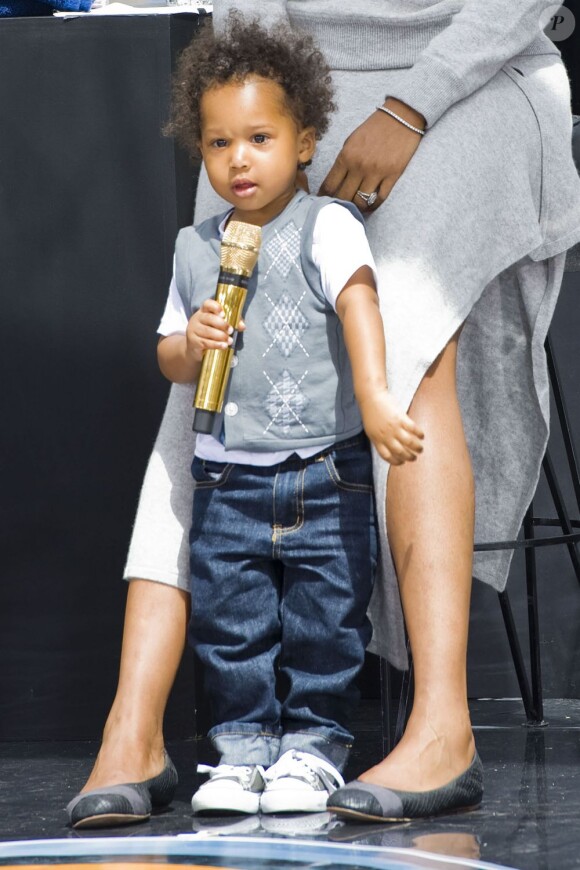 Avec sa craquante frimousse, David Jr voudrait-il prendre la place de sa maman sur scène ? En tout cas, il tient son micro en or avec brio ! New York, 14 juin 2011