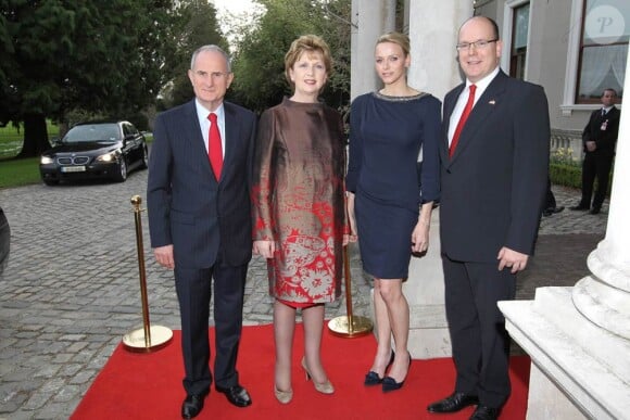 Le prince Albert de Monaco et sa compagne Charlene, aux côtés de Mary McAleese et son mari en Irlande, le 5 avril 2011.