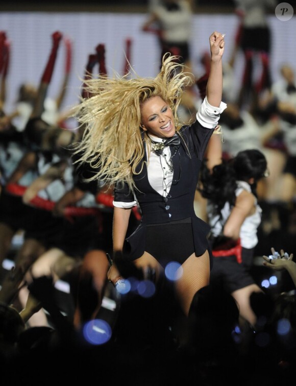 Beyoncé est une véritable bête de scène qui sortira le 24 juin son quatrième album intitulé 4. Elle devrait mettre le feu lors de ses trois concerts en France et ravir son public avec son apparition dans X Factor le 24 juin. Chicago, 17 mai 2011