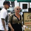 Premièresortie pour Willow Sage ! Pink et son mari Carey Hart se sont baladés au marché et on fait un petit détour par le très réputé Urth Caffé. Los Angeles, 15 juin 2011