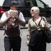 Pink est aux anges avec son mari Carey Hart et sa petite fille Willow Sage, née le 2 juin 2011. Los Angeles, 15 juin 2011