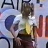 Âgée de quinze ans, Britney Spears interprète Sometimes lors de sa tournée des centres commerciaux.