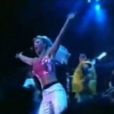 Britney Spears interprète son tube  Crazy  lors du  ...Baby One More Time Tour .