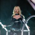 Britney Spears entame le sensuel  Onyx Hotel Tour  en 2004. 