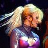 Britney Spears aux American Music Awards 2003, après un changement de style radical.