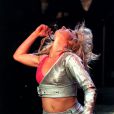 Première tournée mondiale pour Britney Spears en 2000 avec le  Oops!... I Did It Again World Tour . 