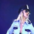 Le tube  Womanizer  ravit le public du  Circus Starring : Britney Spears Tour  en 2009.