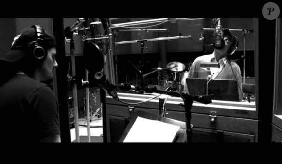 Robbie Williams et Brad Paisley en studio pour enregistrer Collision of Worlds pour Cars 2, attendu le 27 juillet 2011.