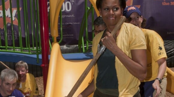 Michelle Obama se transforme en ouvrière de charme et mouille le maillot