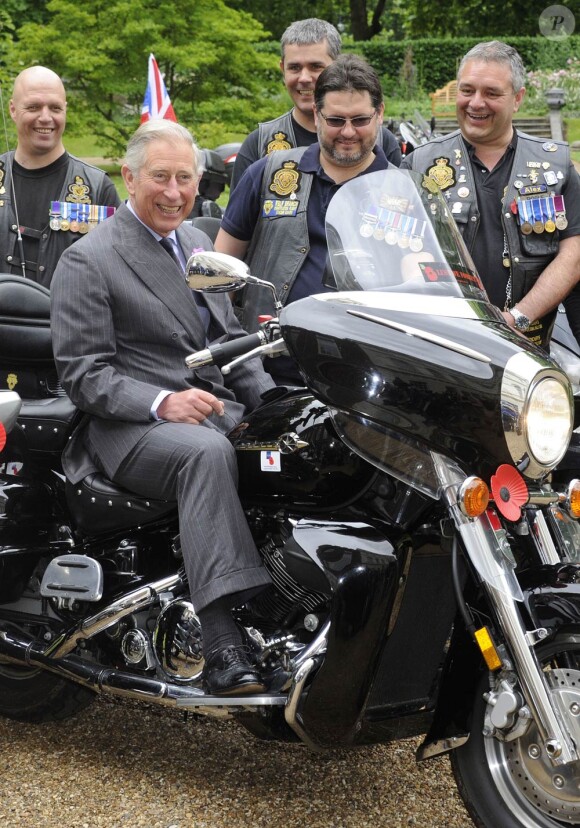 Le 17 juin 2011, le prince Charles recevait à Clarence House une petite centaine de membres du club de bikers de la Royal British Legion. L'occasion pour lui, qui craint toujours de voir ses fils adorer la moto, de se mettre derrière le guidon !