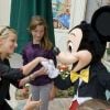 Laurence Ferrari sert la main au grand Mickey lors de son passage à Disneyland Paris pour faire partager un moment de bonheur aux enfants de l'association SOS villages d'enfants le dimanche 12 juin 2011 !